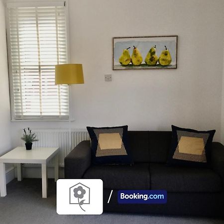 Netley Village Apartment By Your Stay Solutions Short Lets & Serviced Accommodation Netley Southampton With Free Wi-Fi Хамбл Экстерьер фото