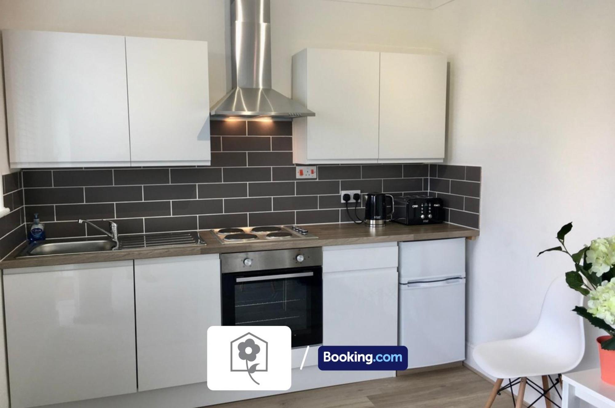 Netley Village Apartment By Your Stay Solutions Short Lets & Serviced Accommodation Netley Southampton With Free Wi-Fi Хамбл Экстерьер фото