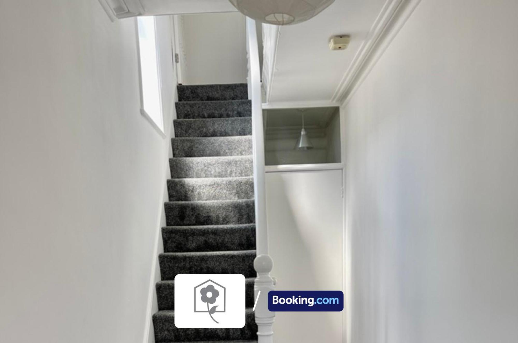Netley Village Apartment By Your Stay Solutions Short Lets & Serviced Accommodation Netley Southampton With Free Wi-Fi Хамбл Экстерьер фото